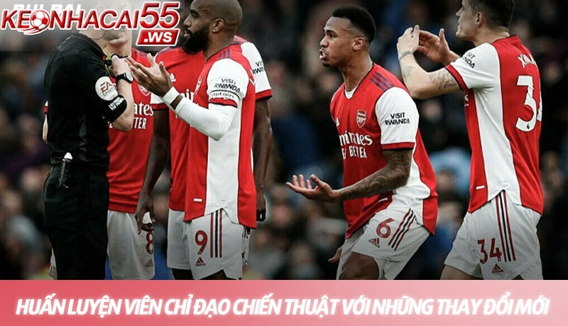 Luật bóng đá mới - Cập nhật những thay đổi quan trọng từ IFAB 4 Huấn luyện viên đang chỉ đạo chiến thuật với những thay đổi mới